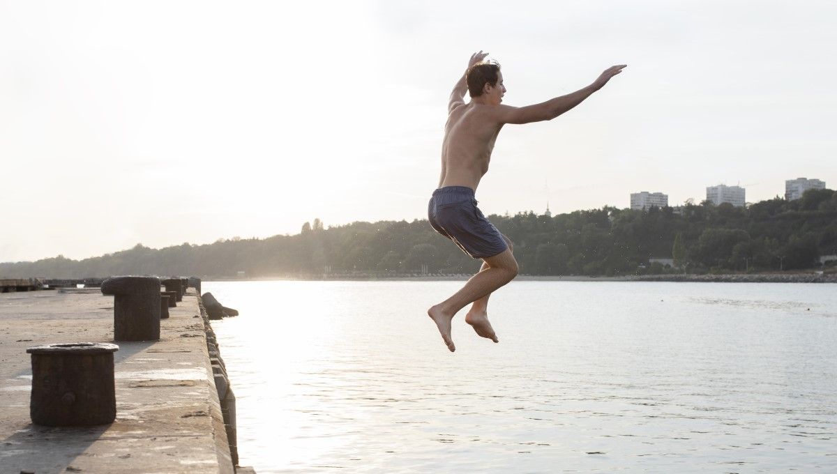 Hombre saltando al agua con riesgo de lesión por zambullida  (Foto. Freepik)