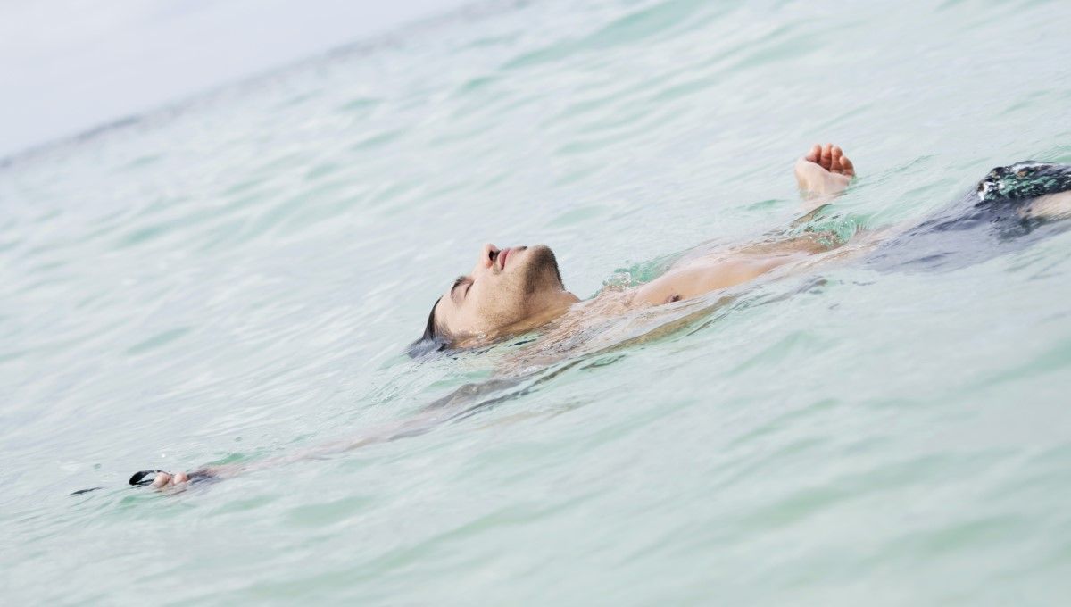Hombre nadando en el mar en el Día Mundial para la Prevención de los Ahogamientos (Foto. Freepik)