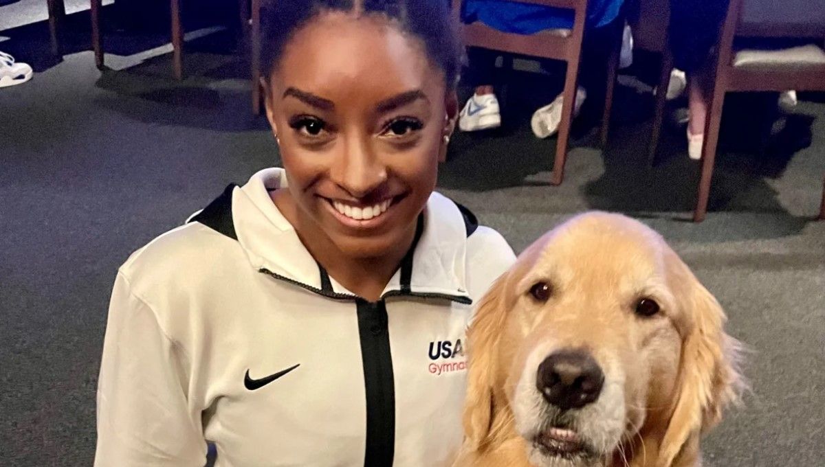 Simone Biles con Beacon, el perro de terapia de USa Gymnastics para cuidar la salud mental de los deportistas (Foto. USA Today)