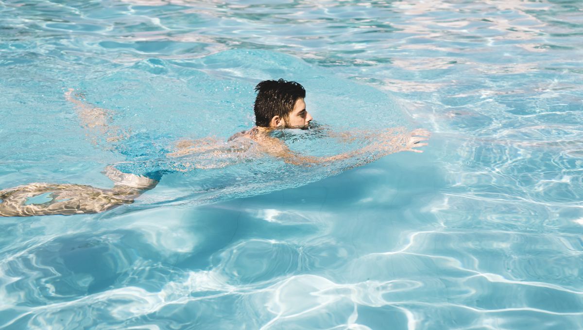 Persona que no ha sufrido síndrome de inmersión en la piscina. (Foto: Freepik)