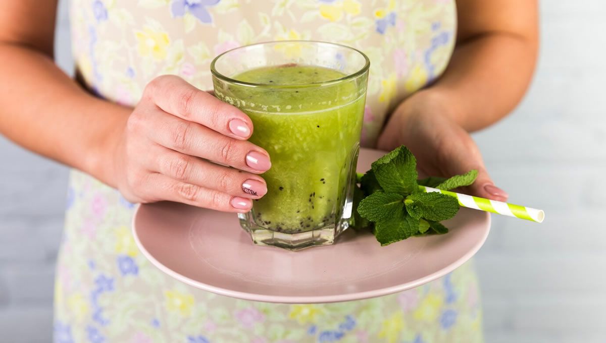 Mujer con un batido detox que puede afectar a su organismo. (Foto: Freepik)