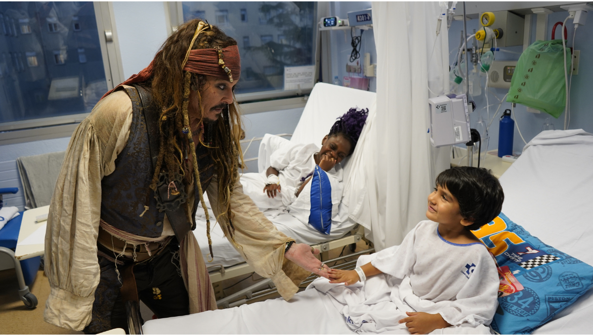 Jack Sparrow visita a los niños ingresados en el Hospital Universitario Donostia (Foto. Osakidetza)