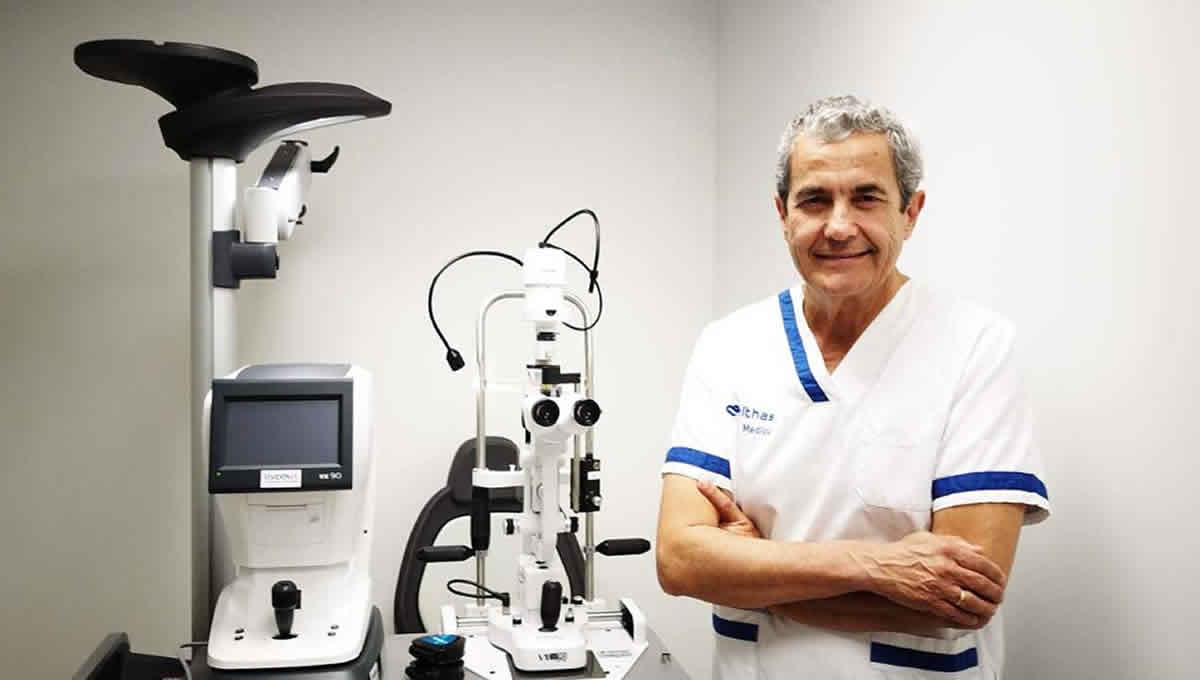 El Dr. Pablo Bravo, oftalmólogo del Centro Médico Vithas Nervión, subraya la necesidad de prevenir riesgos para la salud visual en Navidad (Foto. Vithas)