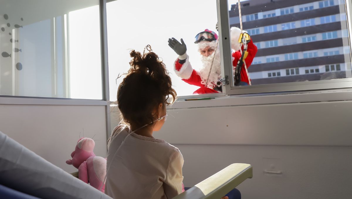 Papá Noel visita a los niños ingresados en el Hospital Germans Trias de Badalona (Foto. X)