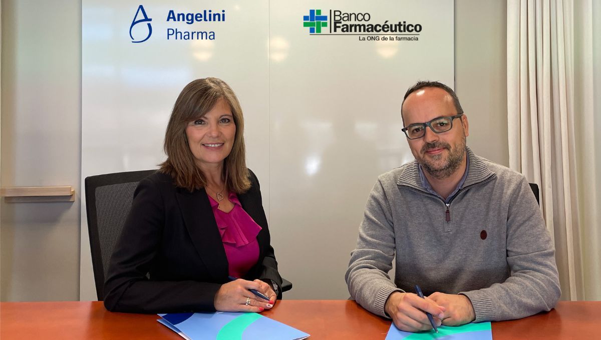 Firma entre Olga Inusa y Àlex Brenchat (Foto. Angelini Pharma)