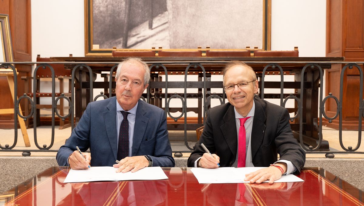 El Dr. Luis Mayero y el Dr. Manuel Martínez Sellés durante la firma de renovación (Foto. Fundación ASISA)