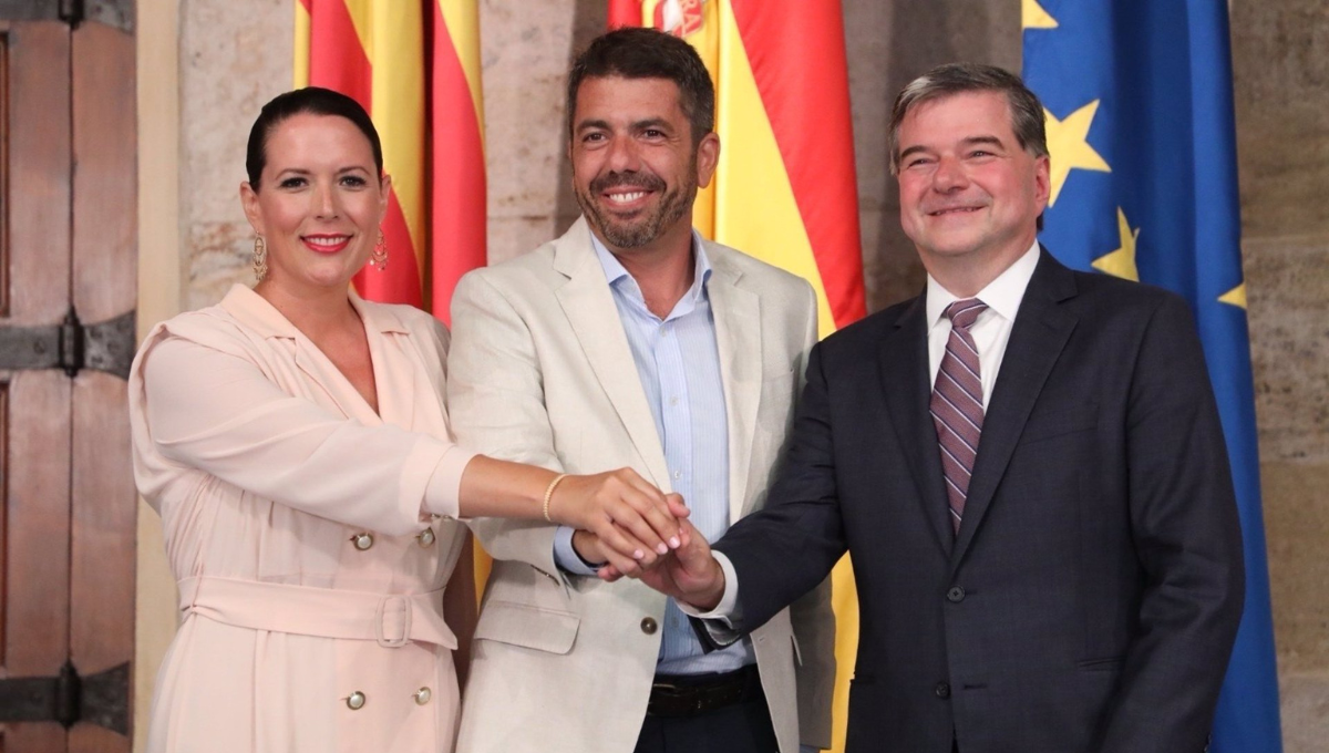 La alcaldesa de Moncada, Amparo Orts, el presidente de la Generalitat, Carlos Mazón, y el vicepresidente corporativo de cadena de suministro y calidad de Edwards Lifesciences, Joe Nuzzolese (Foto: EuropaPress)