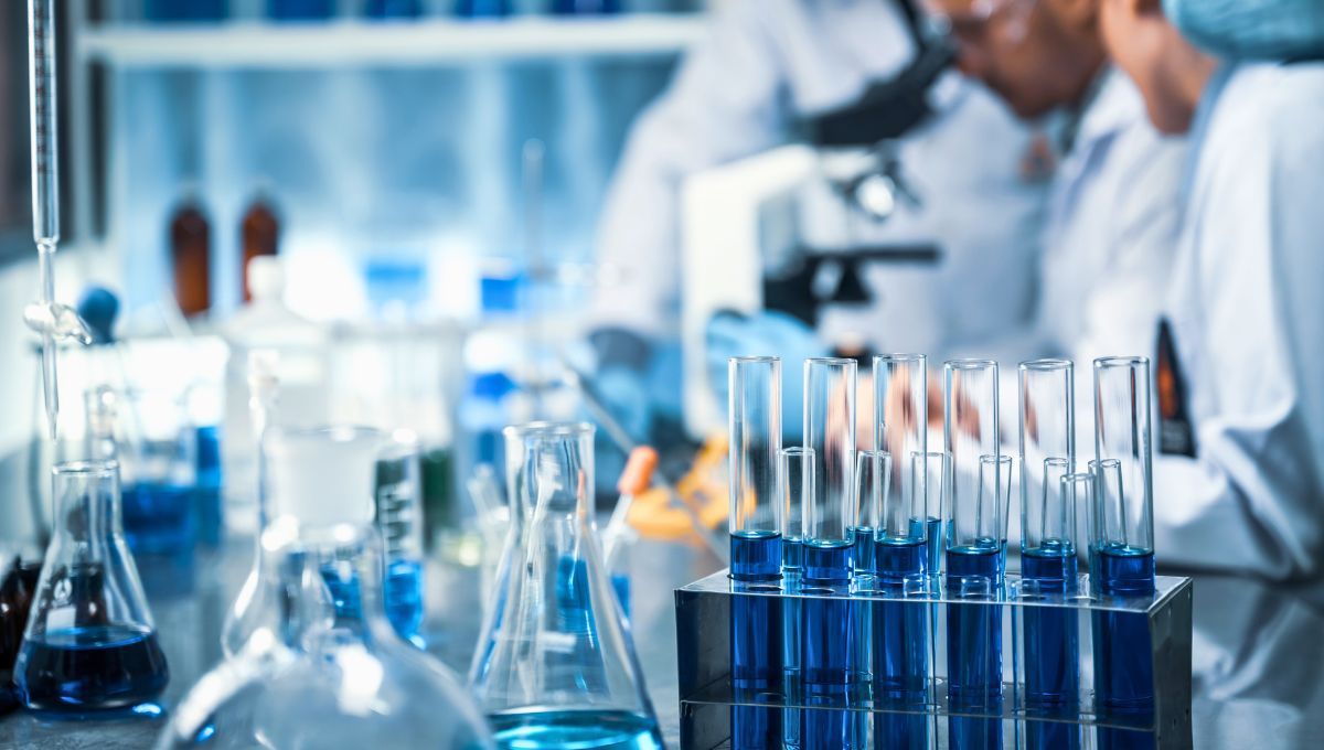 Científicos desarrollando una nueva tratamiento en laboratorio de investigación (Fuente: Canva)