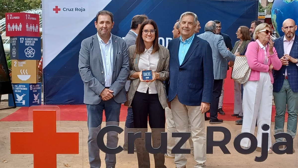 representantes de OXIMESA, José Moreno, Marta García y Manuel López, recogiendo la placa de agradecimiento entregada por los responsables de Cruz Roja (Foto: Oximesa)