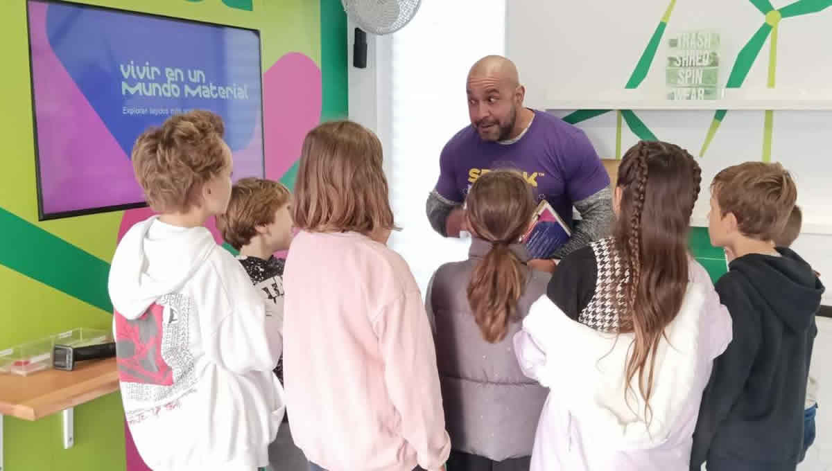 Estudiantes madrileños aprenden sobre sostenibilidad en el Curiosity Cube de Merck (Foto. Merck)