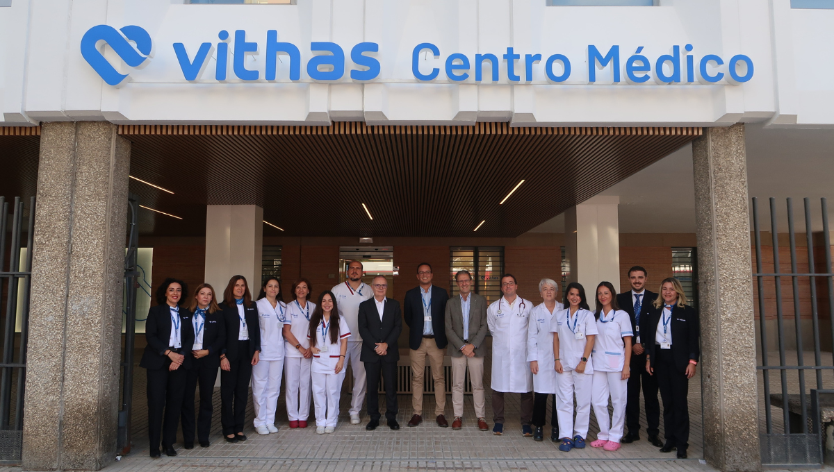 Directores y personal del Centro Médico Vithas Nervión (Foto: Vithas)