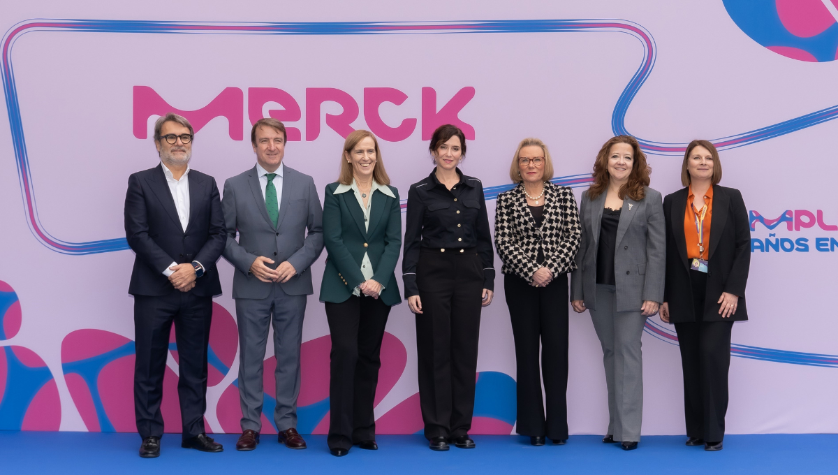 Isabel Díaz Ayuso visita la planta biotecnológica de Merck en Tres Cantos. (Foto: Merck) / Fotos de interior: CAM