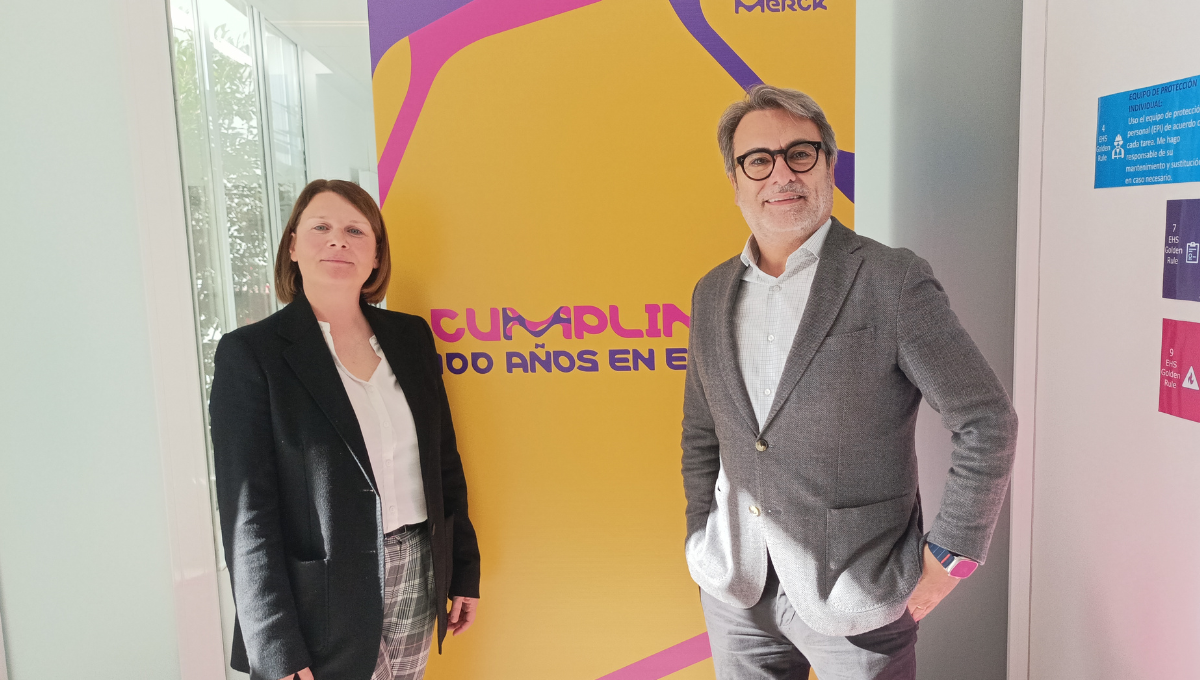 Manuel Zafra, presidente de Merck en España, y Valentina Pastanella, directora de la planta (Foto: ConSalud)