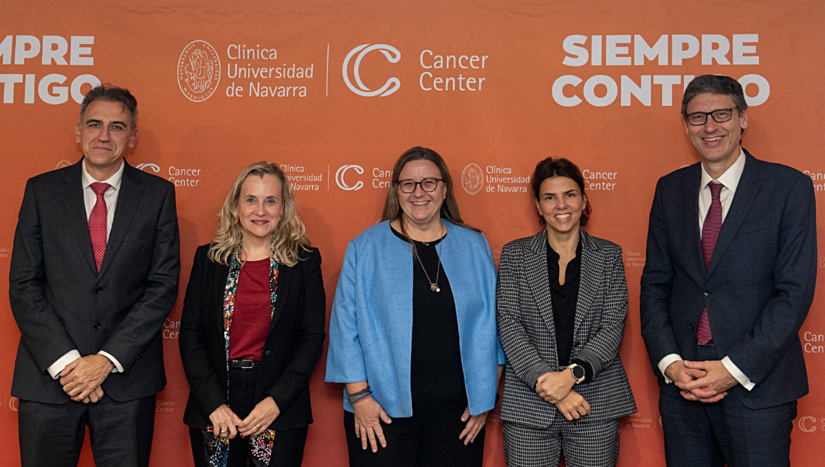 El Dr. José Luis Pérez Gracia, Gemma Palacios, directora médica de Oncología de Gilead España y Portugal; Paz Torres, responsable médico de la Cátedra en Gilead España y Portugal; la Dra. Raquel Pérez López y el Dr. Antonio González, director del CCUN (Foto: Gilead)