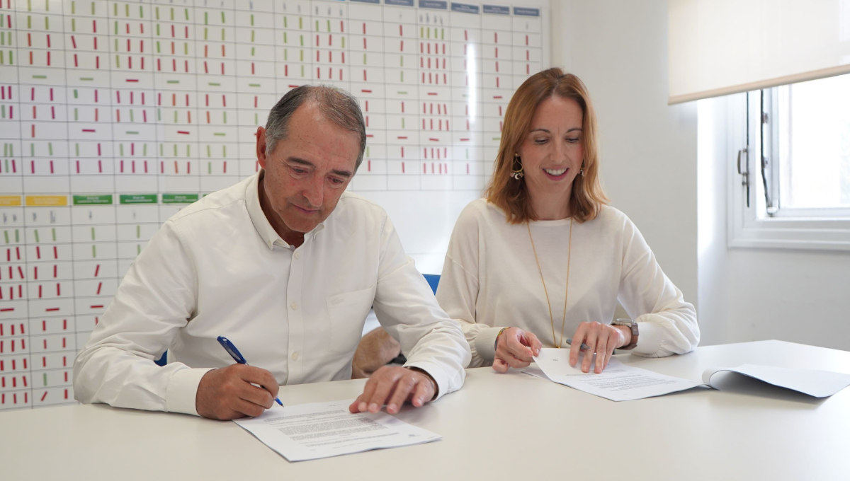 El Dr. Albert Salazar, y Elena de las Heras firmando el acuerdo (Foto: MSD)