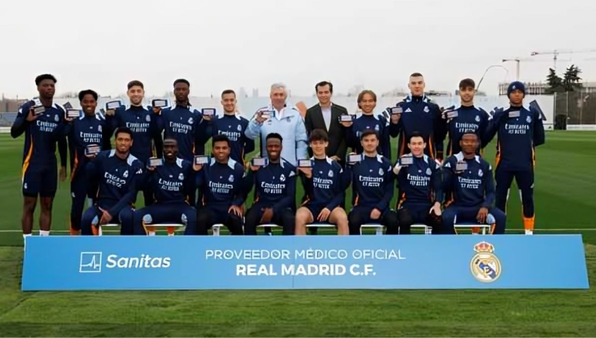 Sanitas entrega nuevas tarjetas sanitarias digitales a los jugadores del Real Madrid (Foto. Sanitas)