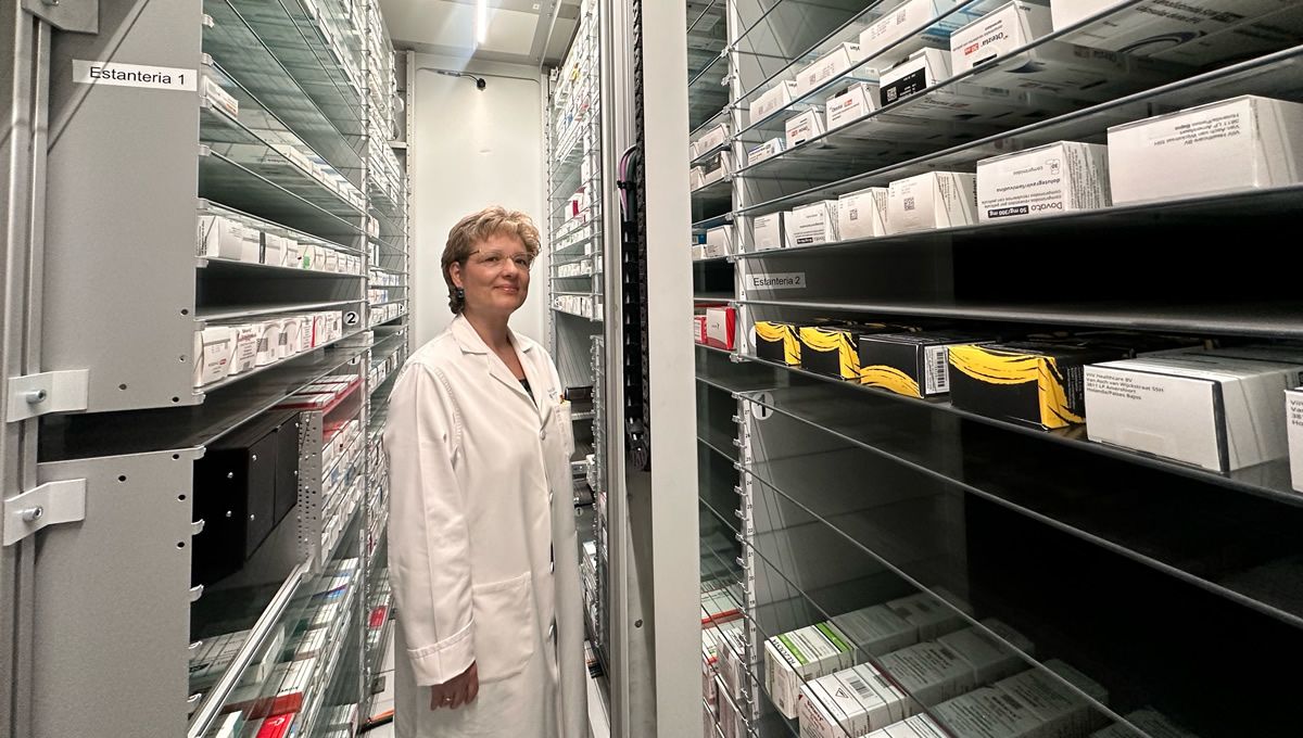 Carmen Moriel, responsable del Servicio de Farmacia del Hospital Universitario de Móstoles, con el nuevo dispensador robotizado (Foto. Hospital de Móstoles)