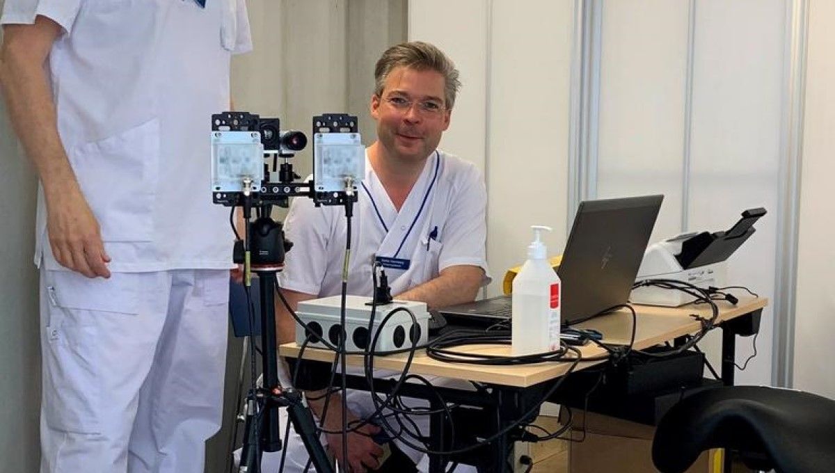 El estudiante de doctorado Stefan Malmberg con el sistema de cámara, software e IA en el que ha basado su tesis (Foto. Jeanette Demorney)