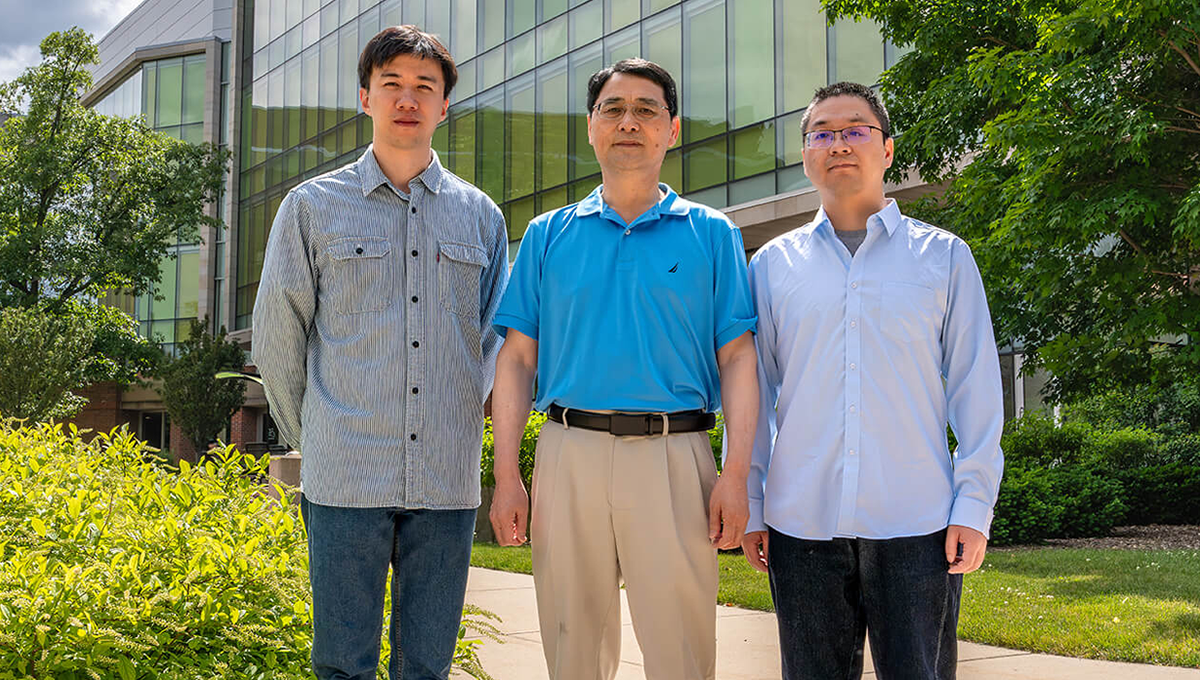 El equipo del programa TopoFormer, Guowei Wei, Dong Chen y Jian Liu (Foto: Universidad de Michigan)