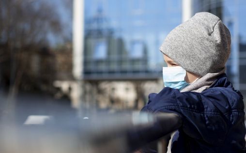 Un nuevo estudio revela los efectos de la contaminación en el cerebro de niños y adolescentes