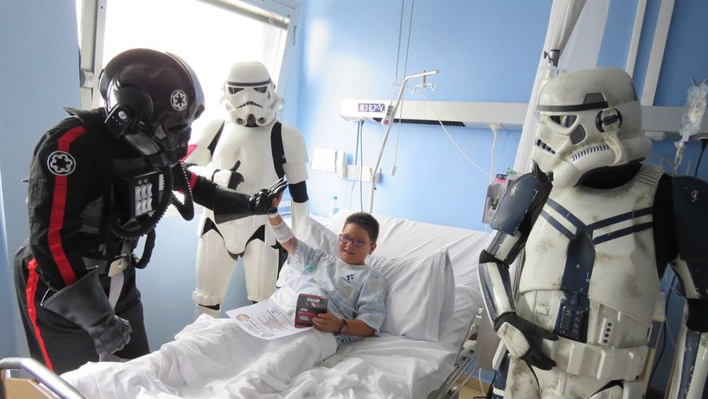 Star Wars visita a los más pequeños en el Hospital de Donostia