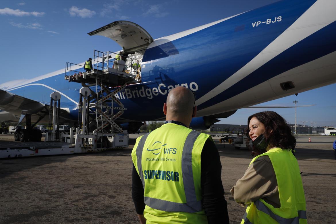 isabel diaz ayuso recibe una carga de 113 toneladas de material sanitario a bordo de un tercer avion