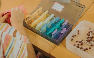 Una niña con fibrosis quística ordena sus medicamentos (Foto. Fundación Española de Fibrosis Quística)