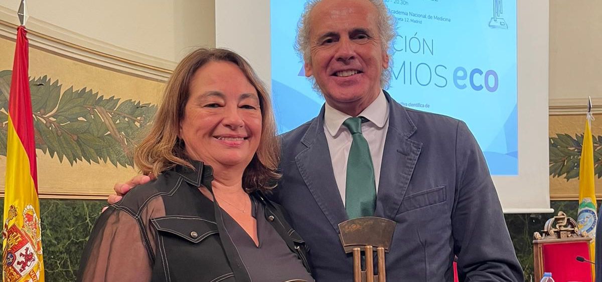 La premiada Julia Camps con Enrique Ruiz Escudero (Foto. Ribera)