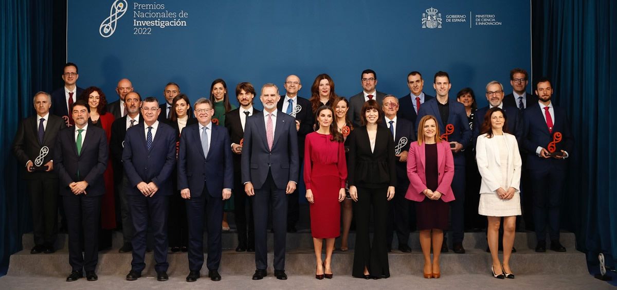 Los Reyes con las autoridades y los galardonados en los Premios Nacionales de Investigación 2022 (Foto. Casa Real)