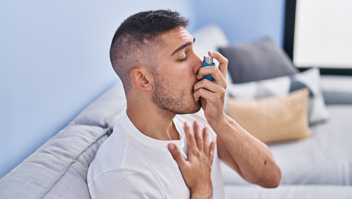 Joven usando inhaladores (Foto: Freepik)