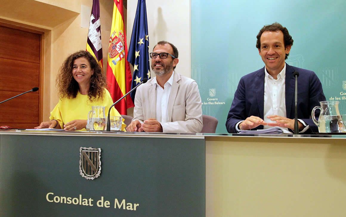 La portavoz del Gobierno de Baleares, Pilar Costa, junto a otros miembros del Ejecutivo anunciando los acuerdos aprobados.