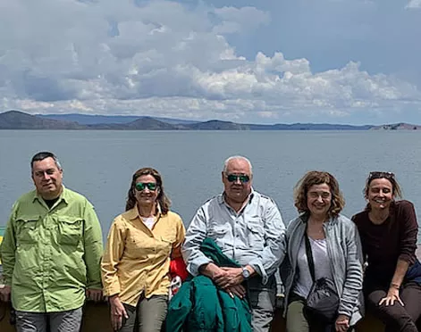 Grupo de expertos en el Lago Titicaca, zona de endemia de la meseta boliviana (Fuente: UV)
