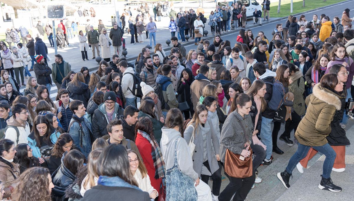 Aspirantes entrando al examen MIR en busca de una especialidad (FOTO: Universidad del País Vasco)