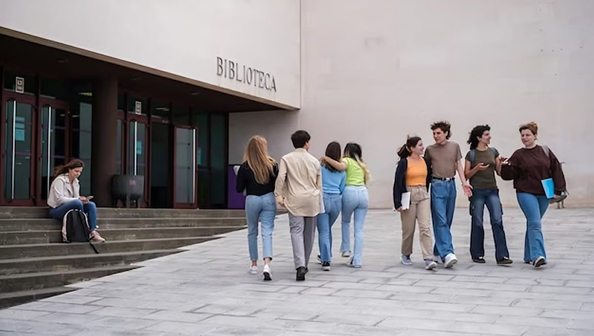 Estudiantes de veterinaria saliendo de la universidad. (Foto: Freepik)