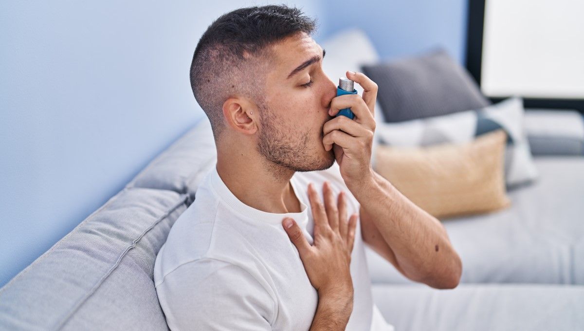 Joven usando un inhalador para controlar el asma, cuyo Día Mundial se conmemora el 7 de mayo (Foto. Freepik)