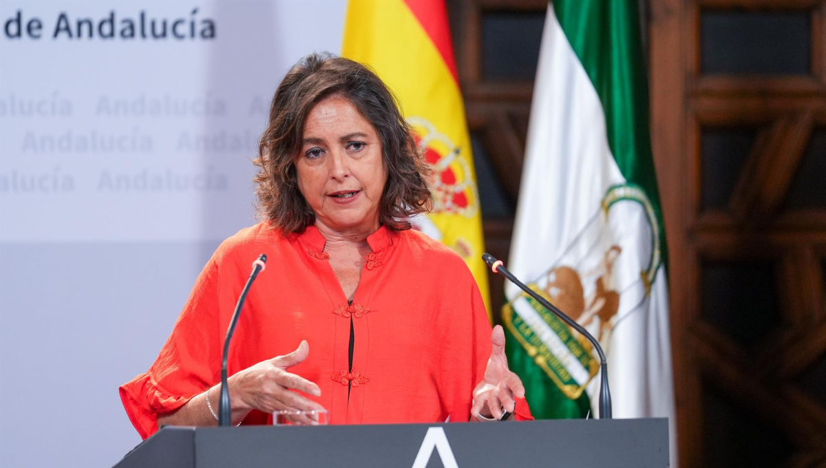 La consejera de Sanidad de Andalucía, Catalina García, atiende a los medios. (EP)