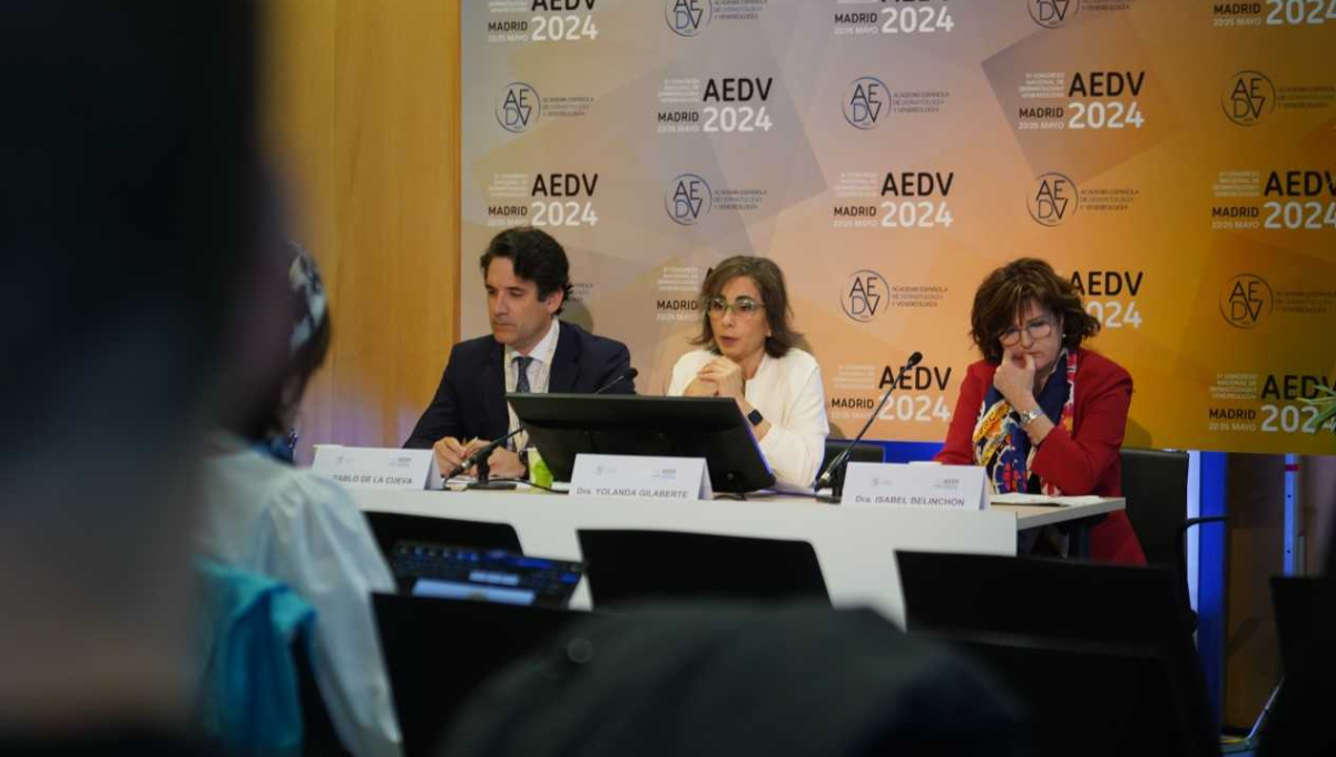 Dres. Pablo de la Cueva, coordinador del 51º Congreso de la AEDV; Yolanda Gilaberte, presidenta de la AEDV, e Isabel Belinchón, vicepresidenta primera de la AEDV.