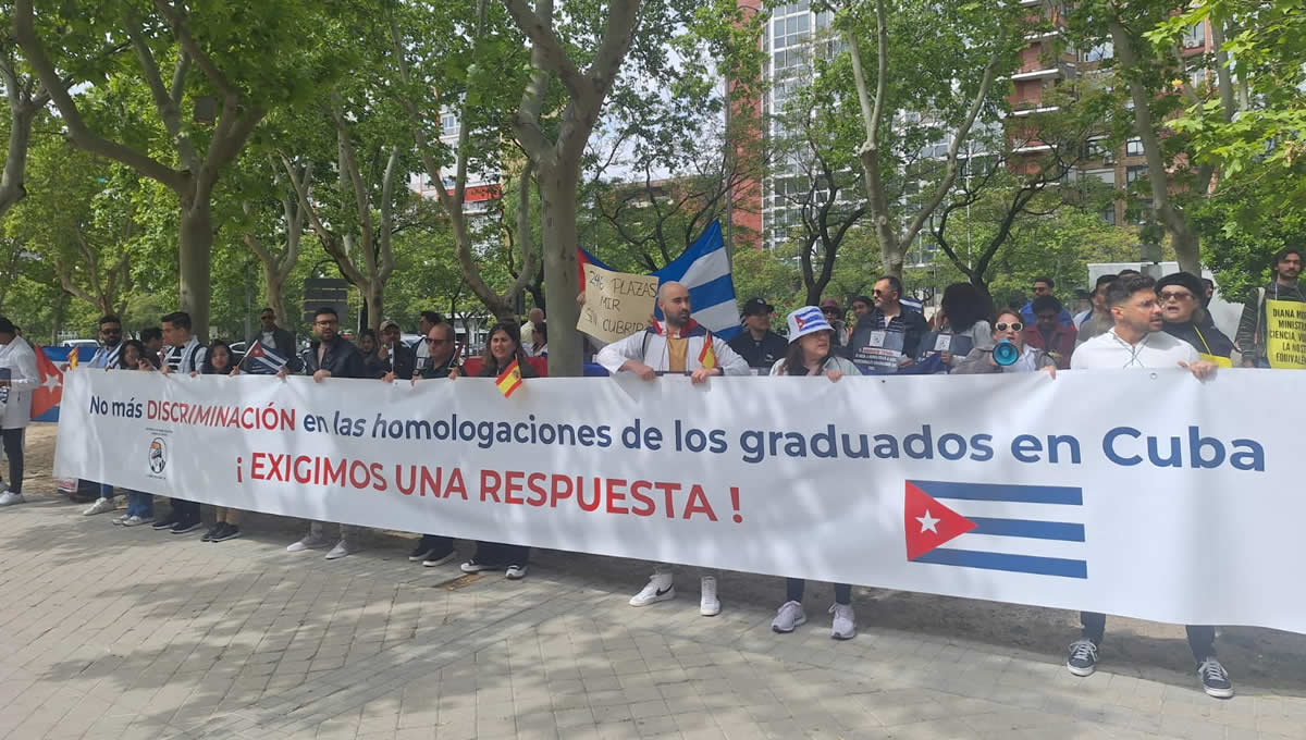 Cubanos protestando por la homologación de títulos (FOTO: Movimiento de Homologaciones Cubanas en España)