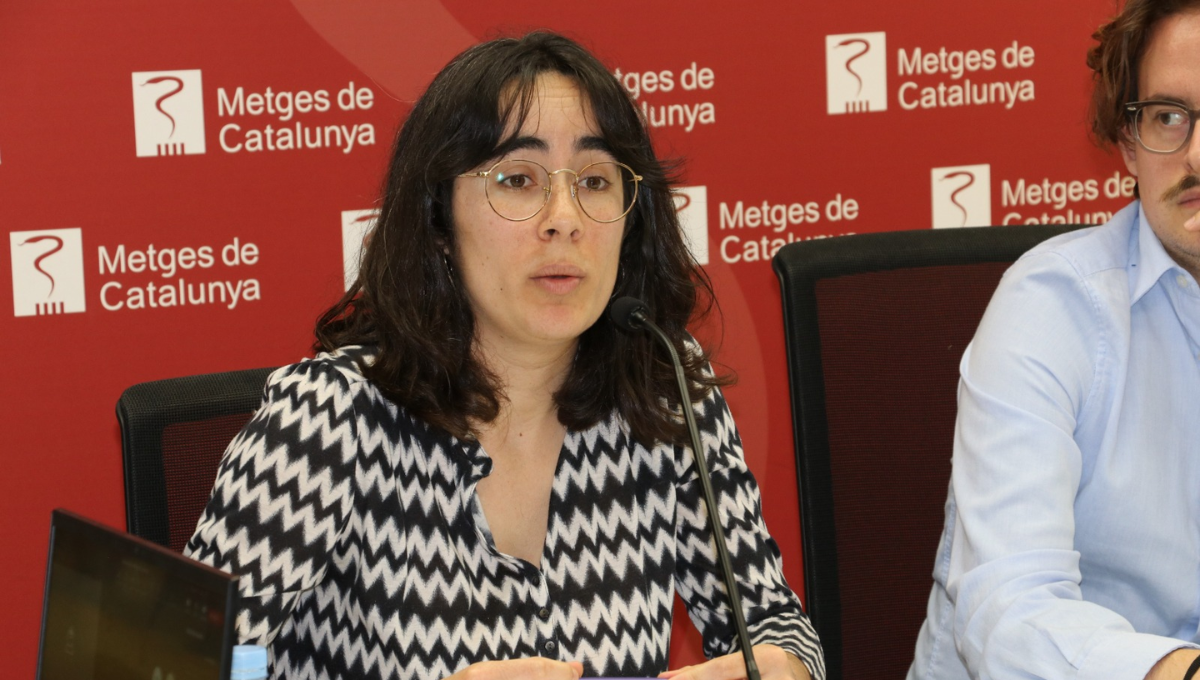 La residente de 4º año de MFyC en el Hospital de Sant Joan Despí Moisès Broggi, Mercè Gil, atiende a ConSalud.es. (MC)