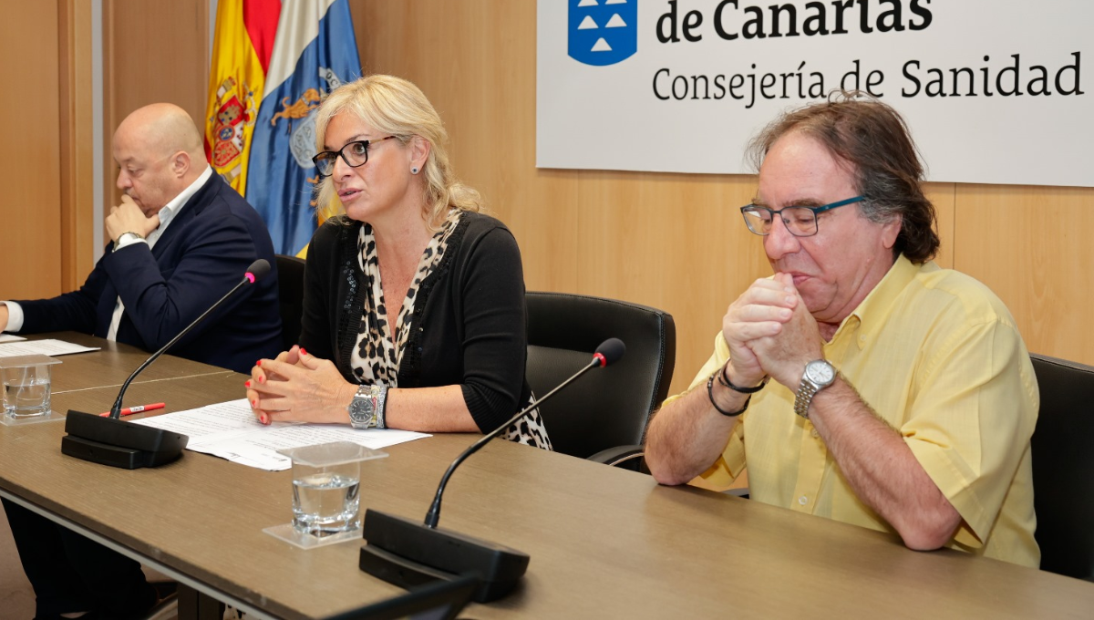 La consejera canaria, Esther Monzón, junto a Amós García. (SCS)