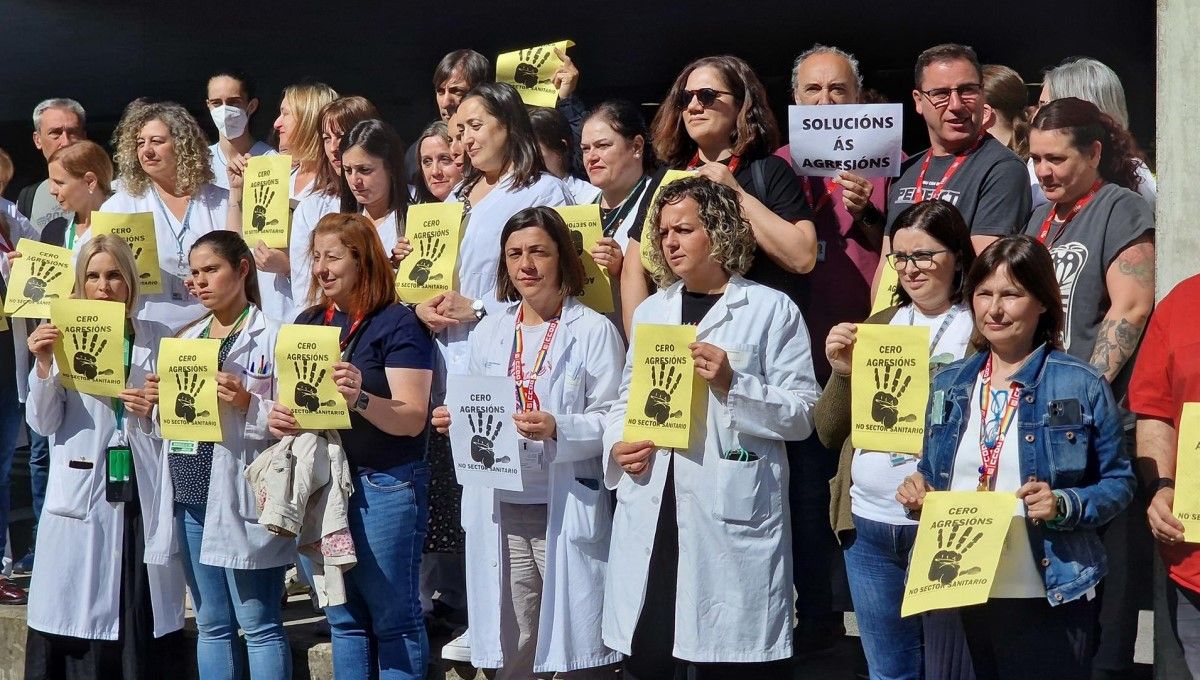 Protestas a las puertas del servicio de Urgencias del Hospital Álvaro Cunqueiro de Vigo (FOTO: Europa Press)