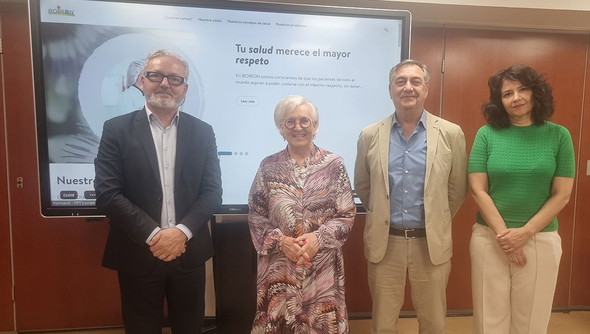 De izquierda a derecha Eduardo Barriga, Michèle Boiron, Josep Allué y Sylvaine Balmy en el encuentro sobre homeopatía en el Col·legi de Farmacèutics de Barcelona (Foto. Boiron)