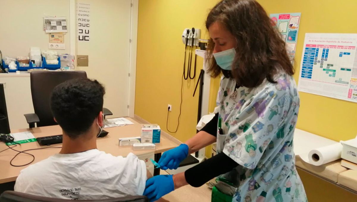 Sanitaria de Andalucía vacuna contra el VPH a un adolescente (Foto EP)