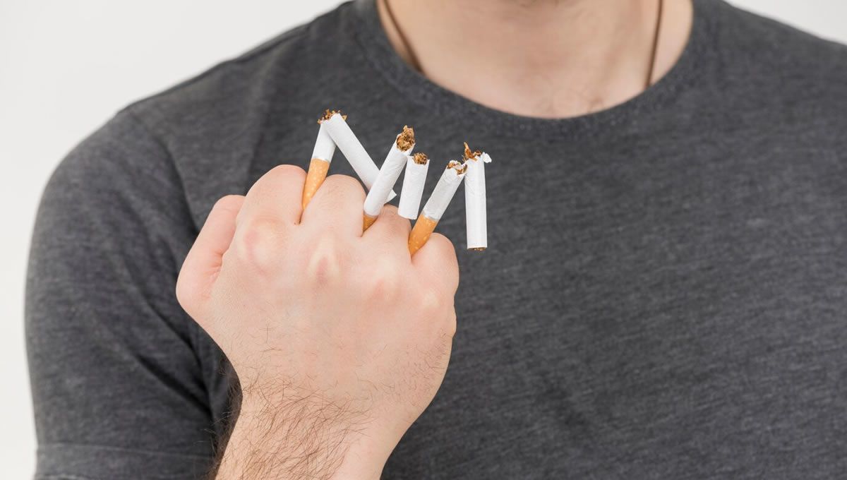 Hombre celebra que ha conseguido dejar el tabaco partiendo unos cigarrillos (FOTO: Freepik)