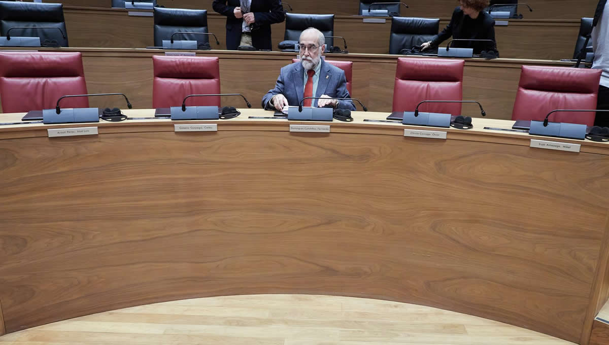  El consejero de Salud del Gobierno de Navarra , Fernando Domínguez en la aprobación de las 10 resoluciones en el Parlamento Navarro (Foto: Europa Press)