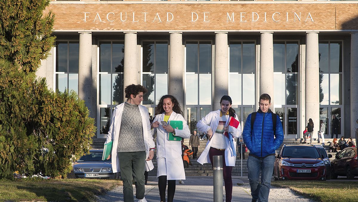 Alumnos frente a la Facultad de Medicina de la Universidad Complutense de Madrid (FOTO: UCM)