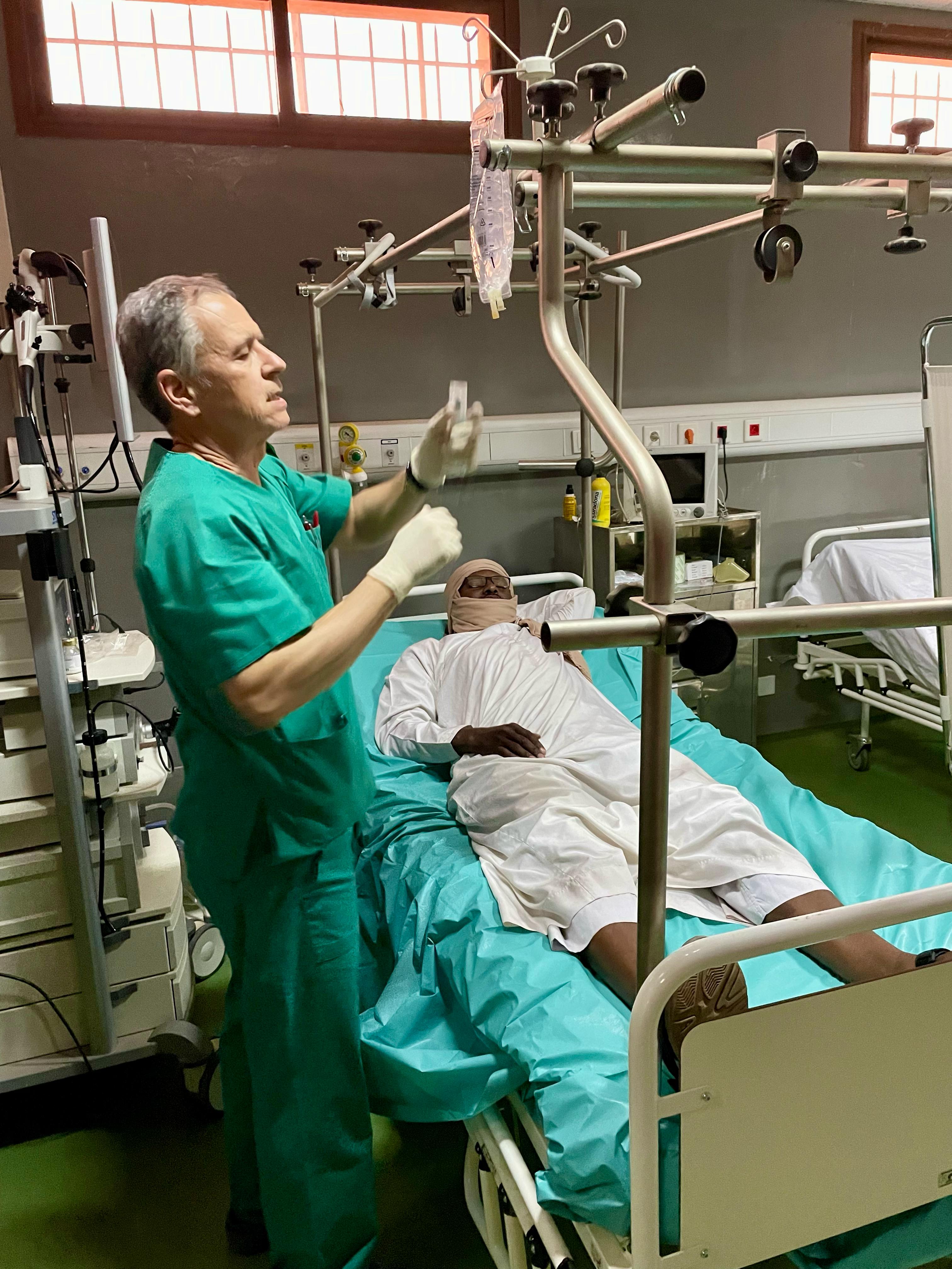 David Pestaña, administrando anestesia
