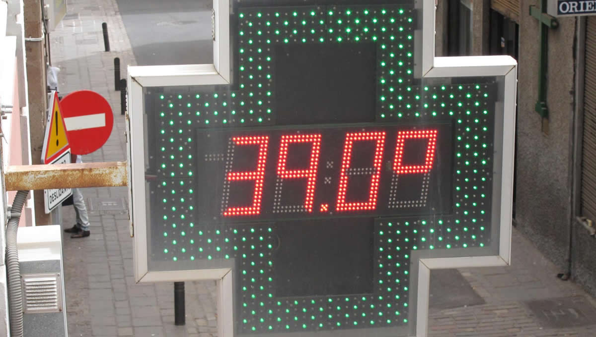 Un termómetro de una farmacia marca 39ºC durante una ola de calor en Santa Cruz de Tenerife (Foto: Europa Press)