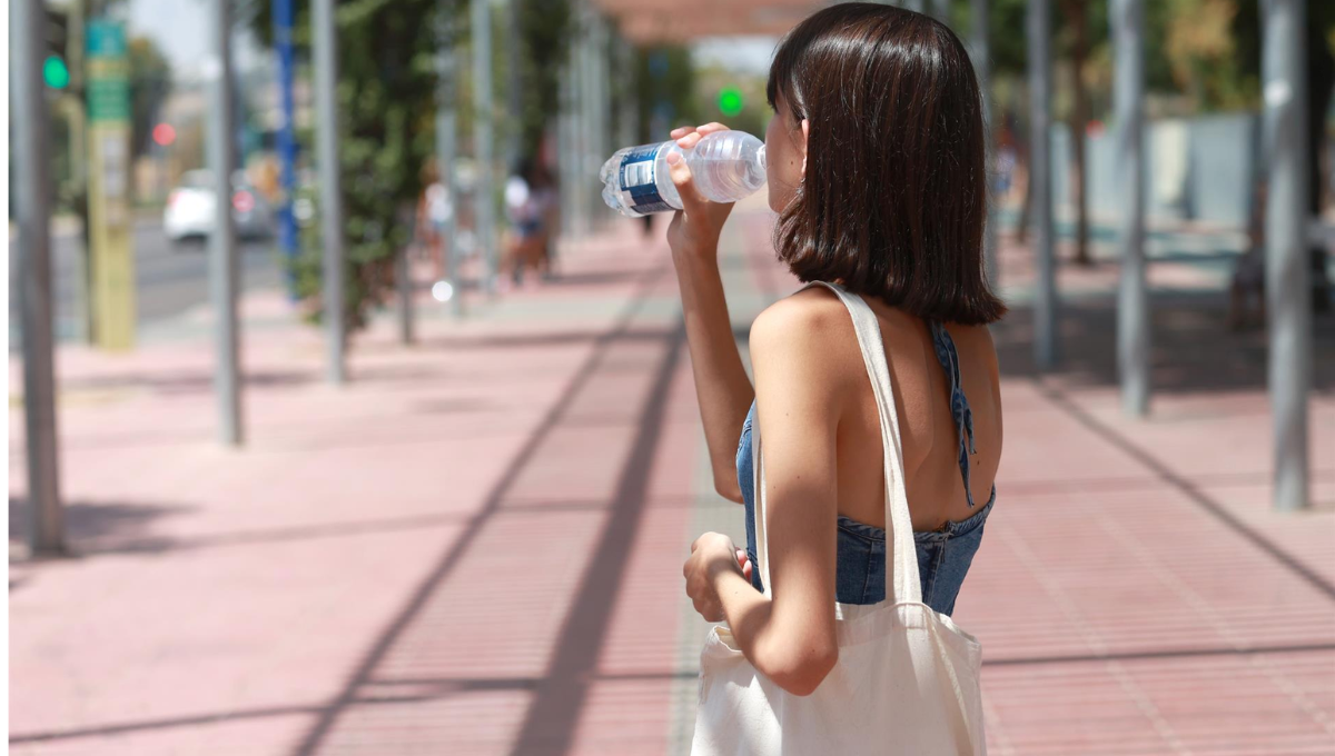 Una joven bebe agua para refrescarse ante las altas temperaturas. (EP)