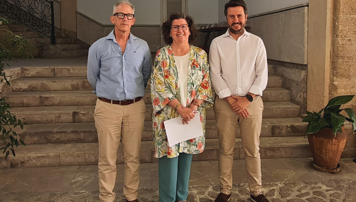 La consejera Catalina Cirer, con el director general de Asuntos Sociales, Pep Falcó, y el director general de Atención a la Dependencia, Pedro Codes. (Govern Balear)